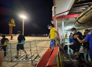 «Le vite umane prima di tutto». Sbarcate a Trapani le 10 persone soccorse da “Mediterranea”, nonostante l’ordine del Viminale di dirigersi a Genova