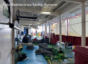 «Tutte le persone soccorse hanno bisogno di cure a terra subito». Mediterranea chiede lo sbarco di tutti i 92 naufraghi a Porto Empedocle.