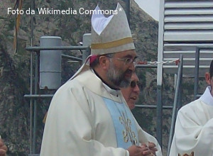 Il vescovo di Oviedo respinge l’accordo sugli abusi. Le vittime chiedono al papa di licenziarlo