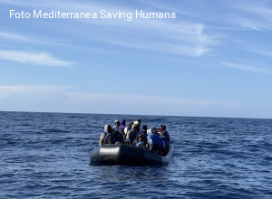 Mediterranea:  la barca a vela "Safira" soccorre in mare 40 persone a sud di Lampedusa