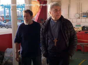 Il cardinale Battaglia a bordo della nave di Mediterranea Saving Humans