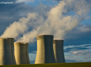 Il governo Meloni frena le rinnovabili e rilancia il nucleare: alla fine, chi pagherà?