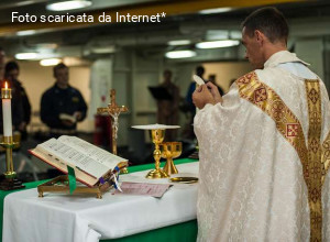2 giugno: sfilano i cappellani militari, esplode la polemica