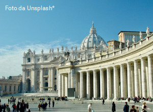 Giovane, donna, laica, conservatrice: fa discutere la nomina della capo comunicazione vaticana