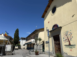 Colpevole di accoglienza: don Biancalani rimosso definitivamente da parroco di Vicofaro e Ramini. E domani il vescovo celebra messa a Vicofaro