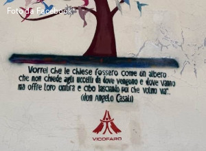 Pollice su, pollice giù: reazioni alla rimozione di don Biancalani
