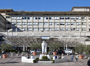 Papa Leone XIV: domani il ricovero al policlinico Gemelli per l'intervento al polmone