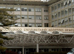 Papa Leone XIV entra al policinico Gemelli per il ricovero
