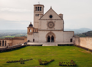 Martedì ad Assisi l'incontro per la pace dei leder religiosi. Papa Leone: «Le guerre seminano morte e distriuzione»